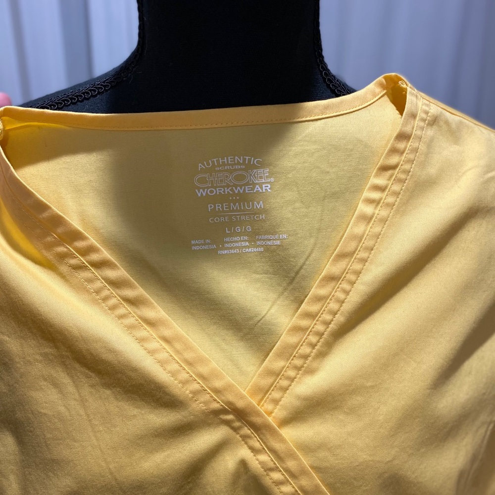 Cherokee Scrub Top - Picture 2 of 3